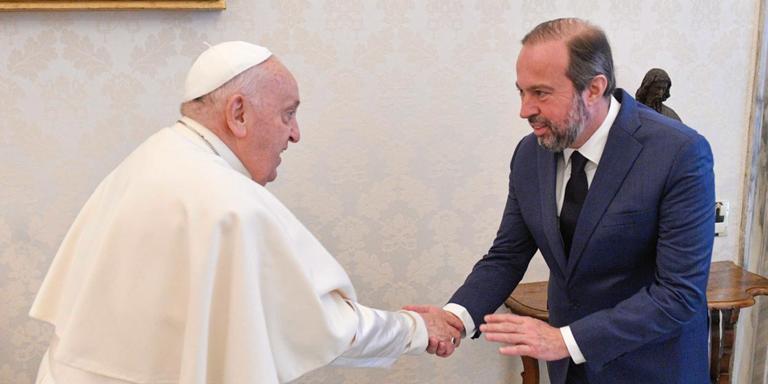 Papa Francisco e o ministro Alexandre Silveira (Vatican Media/Divulgação)
