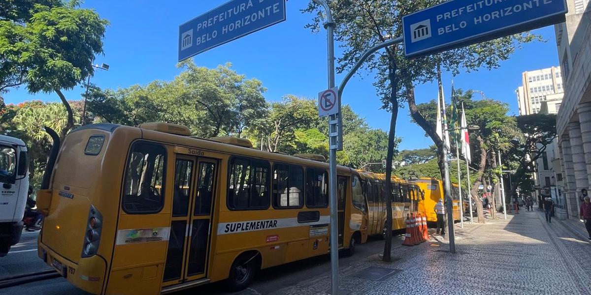 Motoristas do transporte suplementar fazem protesto em frente à prefeitura após fim do contrato (Valéria Marques / Hoje em Dia)