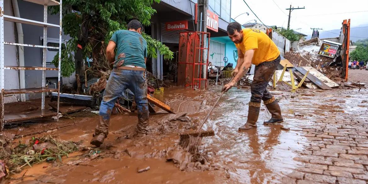 Trabalho de limpeza na região de Sinumbu, devido aos estragos causados pela forte chuva no estado do Rio Grande do Sul (Gustavo Mansur/Palácio Piratini)