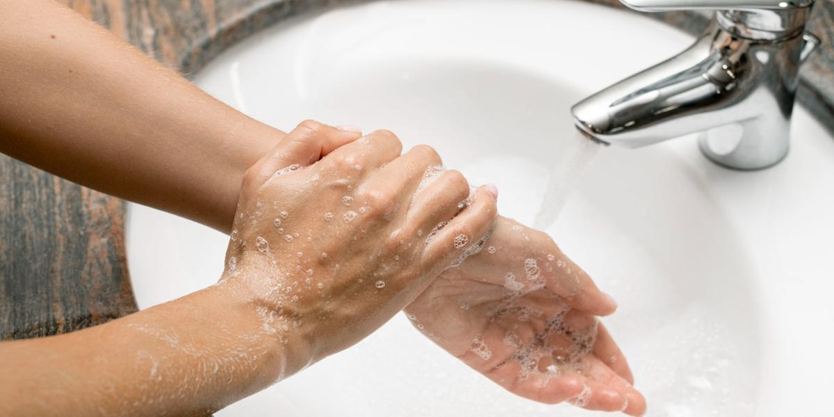 Segundo a OMS, higienizar as mãos reduz a incidência de doenças gastrointestinais em 50% (Freepik)