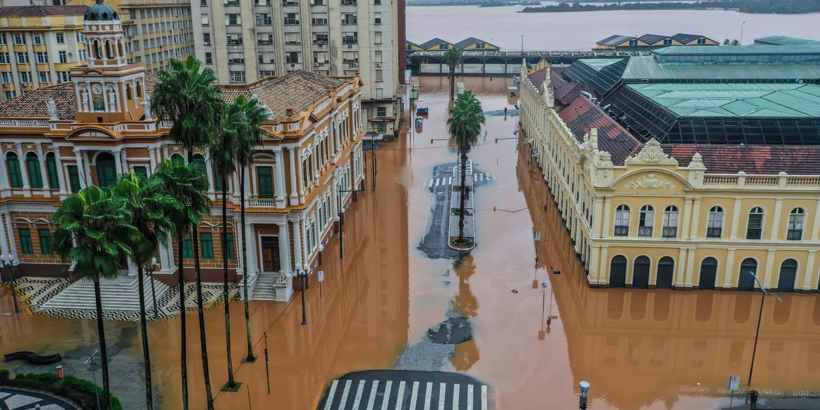 Prefeitura de Porto Alegre a esquerda e o Mercado Municipal a direita, alagados, após chuva intensa (Gilvan Rocha/Agência Brasil)