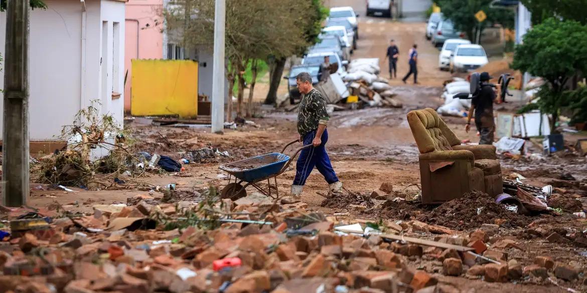 Trabalho de limpeza na região de Sinumbu (Gustavo Mansur/Palácio Piratini)