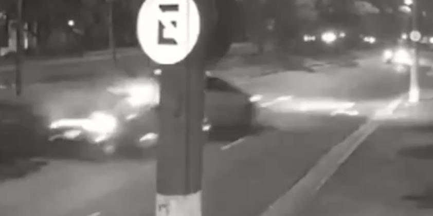 Momento da colisão entre o Porsche no domingo, no distrito de Tatuapé, São Paulo, gravado por câmeras de segurança 
