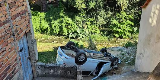 Motorista cubano capotou o carro após entrar em uma rua sem saída no bairro Jardim Guanabara. (Reprodução/Redes Sociais)