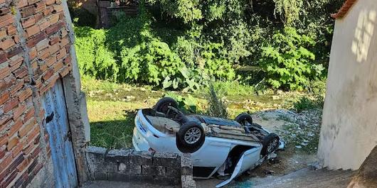 Motorista cubano capotou o carro após entrar em uma rua sem saída no bairro Jardim Guanabara. (Reprodução/Redes Sociais)
