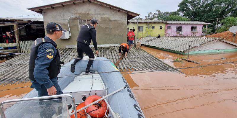 Militares da Marinha do Brasil resgatam pessoas nos telhados por causas da tragédia no estado do Rio grande do Sul. (Marinha do Brasil)