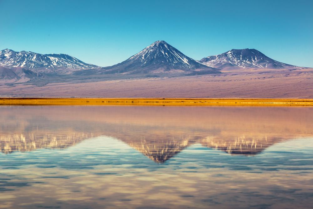 Deserto do Atacama é o lugar mais seco da Terra e abriga paisagens de outro mundo, como gêiseres, salinas e vulcões (Divulgação)