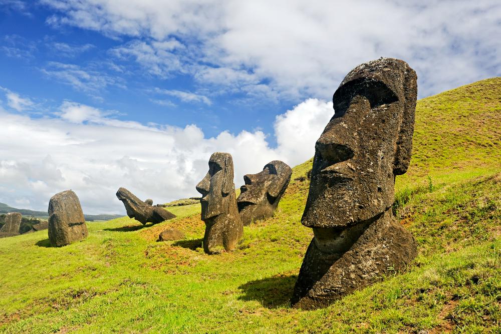 Ilha de Páscoa é famosa pelas misteriosas estátuas de pedra, conhecidas como moais (Divulgação)
