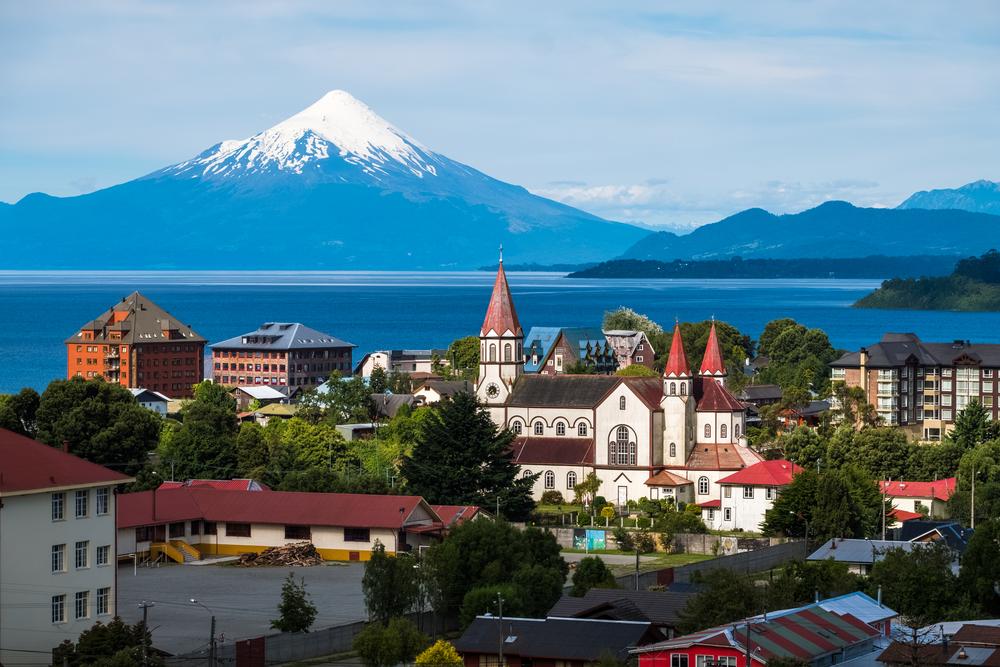 Puerto Varas fica às margens do Lago Llanquihue, com vista para os vulcões Osorno e Calbuco e é uma cidade encantadora, com forte influência alemã (Divulgação)