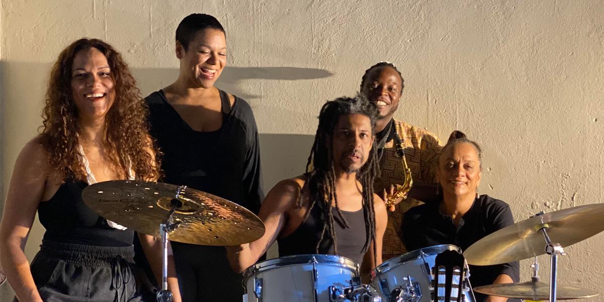 Lira Ribas, Júlia Ribas, Fatão Ribas, Alexandre Massau e o nigeriano Ìdòwú Akínrúli, que se apresentam no espetáculo "Marku Musical" (Divulgação / produção do espetáculo)