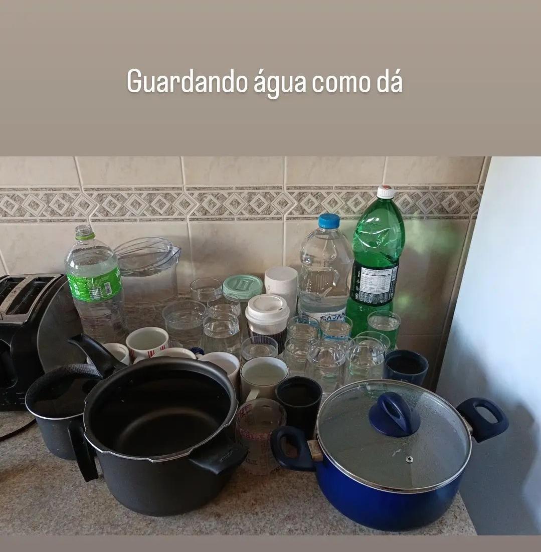 Márcia de Lemos encheu vasilhas, garrafas e panelas com água, caso venha a faltar ainda esta semana (Arquivo pessoal)