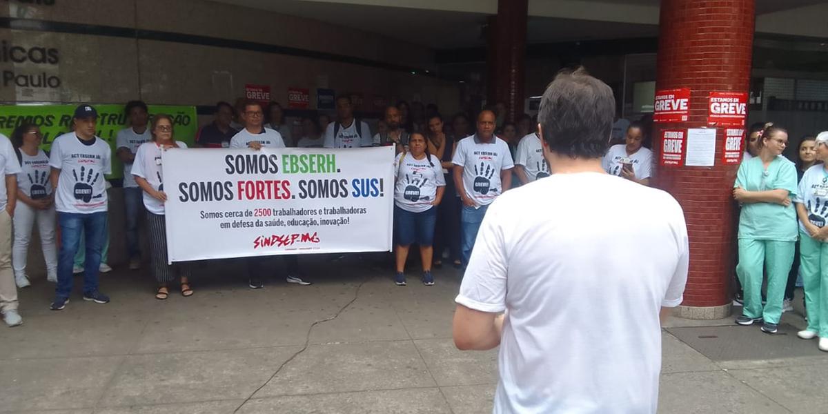Manifestação em frente ao Hospital das Clínicas: profissionais fazem paralisação (Maurício Vieira / Hoje em Dia)