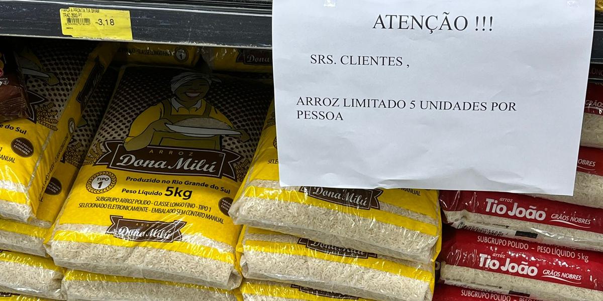 Aviso que restringe a compra de arroz a cinco unidades por CPF foi colocado em loja do Supermercado BH, na região Oeste (Renato Fonseca)