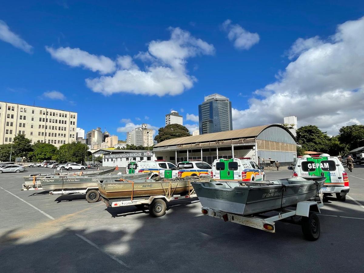 Militares vão por terra, em comboio, levando barcos (Valéria Marques/Hoje em Dia)