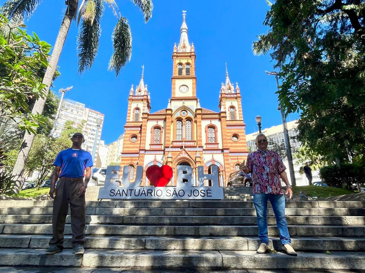 Iomar Veríssimo (dir.) aproveitou para uma foto ao lado do letreiro quando foi conhecer a igreja (Valéria Marques / Hoje em Dia)