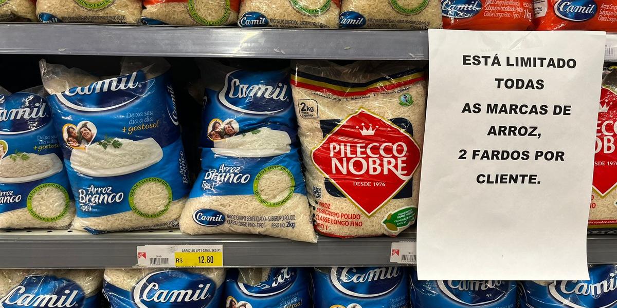 Compra está sendo limitada como forma de evitar que clientes façam estoque de arroz (Renato Fonseca / Hoje em Dia)