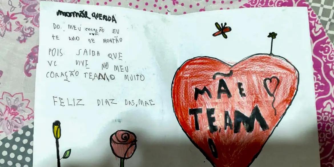 Cartinha de Dia das Mães que Kayque produziu na escola e entregou a Priscila (Priscila Izabel/Arquivo Pessoal)