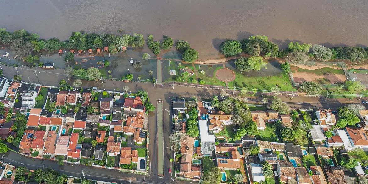 Início da cheia do Guaíba, em 3 de maio, ocorreu em consequência das chuvas que atingiram o Rio Grande do Sul desde o fim de abril (Mauricio Tonetto / Secom)