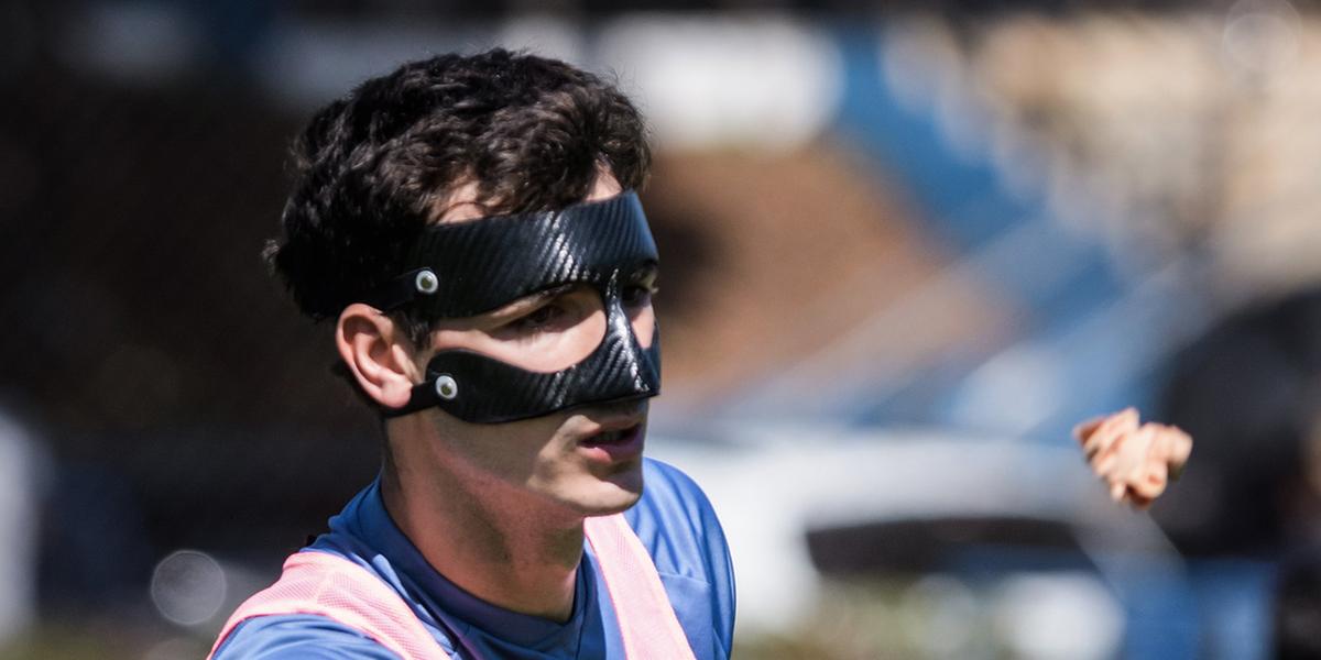 Dinenno treina com proteção para o nariz (Gustavo Aleixo / Cruzeiro)