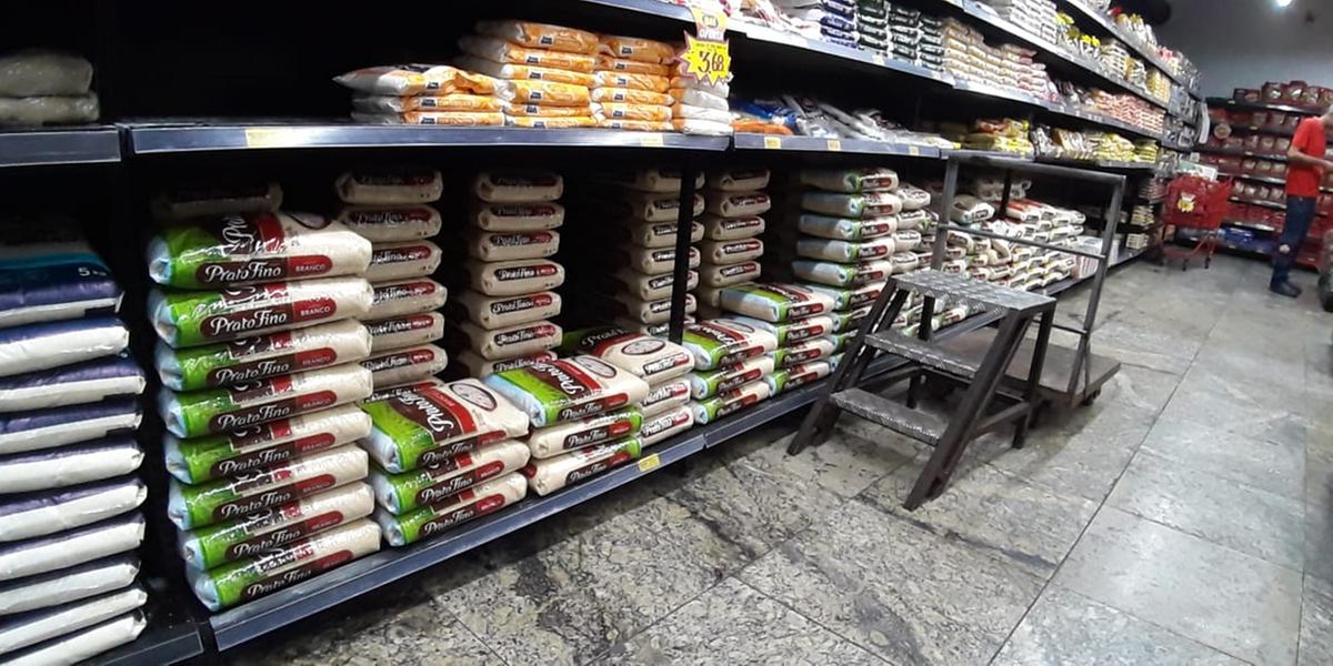 Prateleiras que estavam vazias na terça estavam reabastecidas nesta quarta com arroz (Maurício Vieira/Hoje em Dia)
