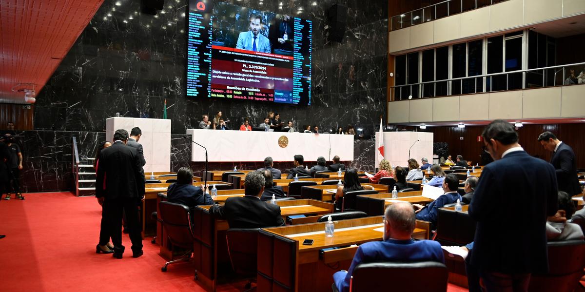 Todas as revisões analisadas pelos deputados se aplicam aos servidores inativos e pensionistas que fazem jus à paridade (Alexandre Netto / ALMG)