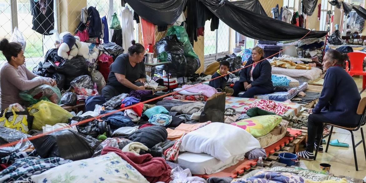 Centenas de pessoas estão no abrigo da ULBA em Canoas (Rafa Neddermeyer/Agência Brasil)