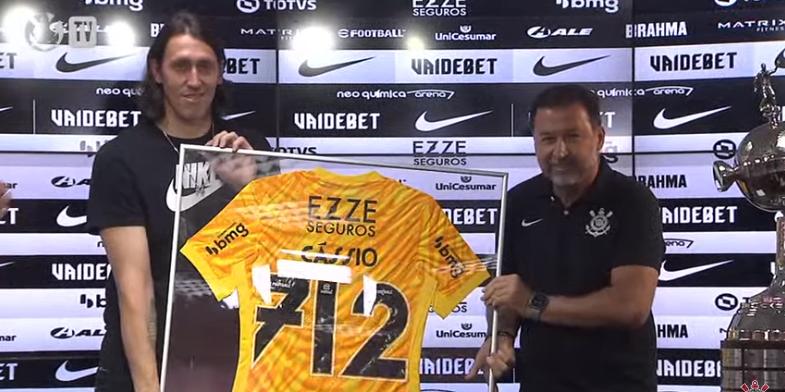 Cássio recebeu uma camisa do Cruzeiro com o número 700 nas costas, referente aos jogos que fez com a camisa do time paulista (Reprodução / Corinthians TV / YouTube)
