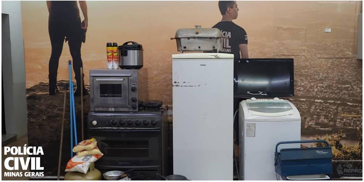 Objetos, moto e veículo recolhidos na casa do suspeito, em Itaúna (Divulgação / PCMG)