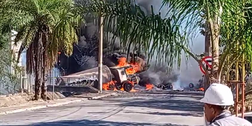 Testemunhas disseram que o veículo de cargas explodiu (Reprodução/Corpo de Bombeiros)