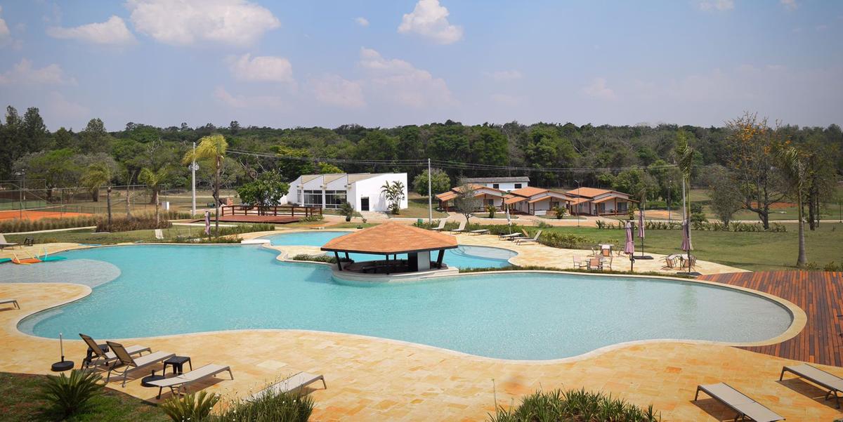 Lazer oferece piscinas aquecidas, quadras de tênis e beach tennis, mini golf e atividades como pesca esportiva, tirolesa e arco e flecha (Divulgação / Vale das Águas)