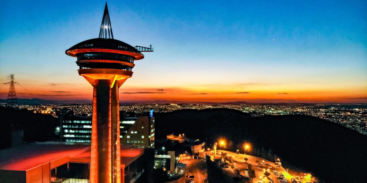 De uma torre majestosa a 101 metros de altura, elevando-se a 1,4 mil metros acima do nível do mar, você encontra um cenário deslumbrante que encanta todos os sentidos (Arquivo Topo do Mundo)