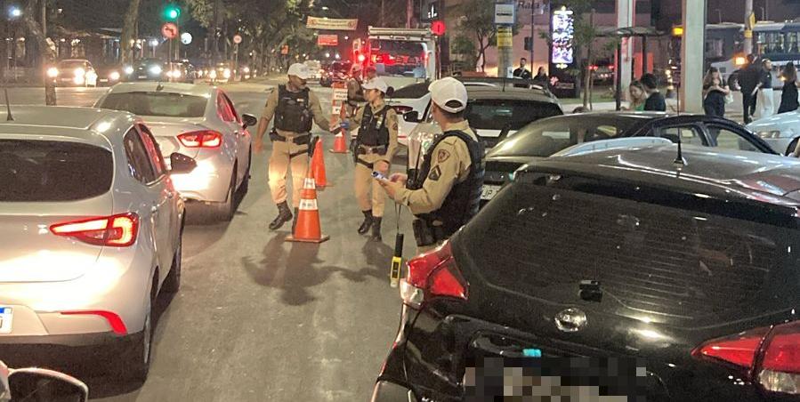 Militares realizaram abordagens em diversos veículos em BH (PMMG / Divulgação)