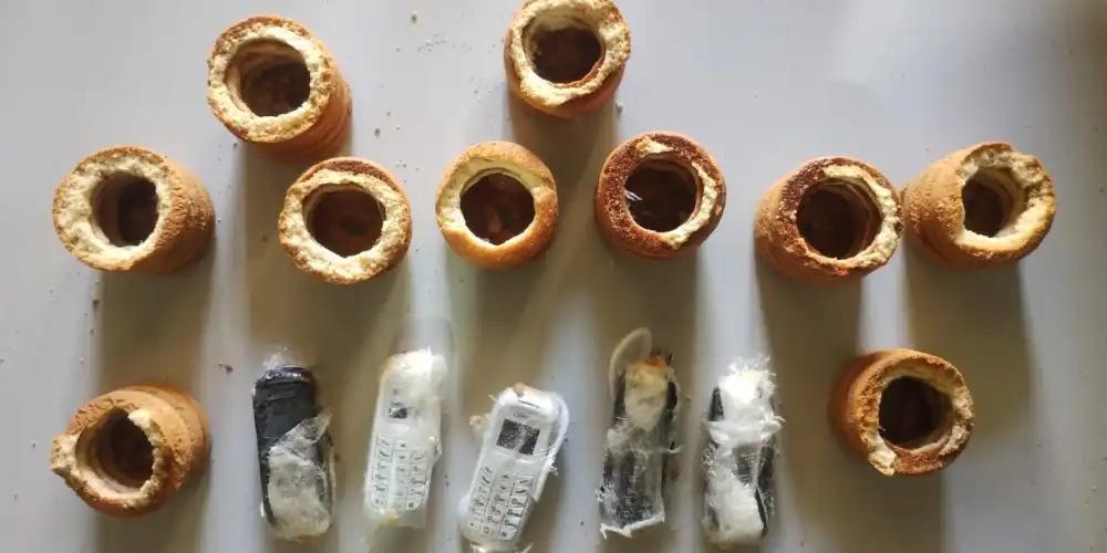 Celulares são apreendidos dentro de biscoito (Divulgação / Sejusp)
