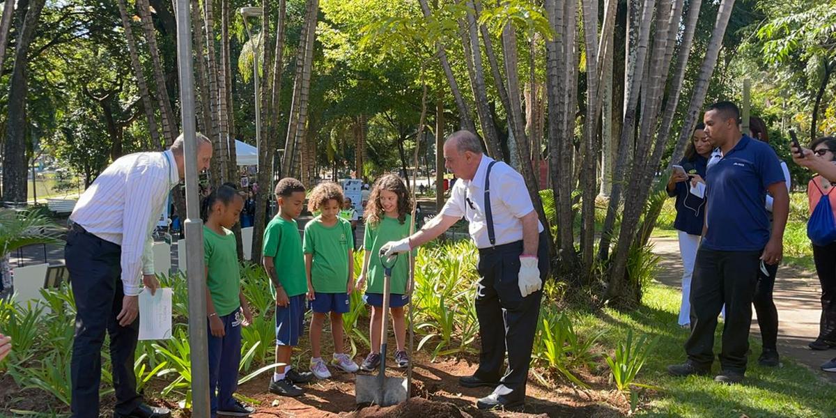 Prefeito Fuad Noman planta muda de árvore no Parque Municipal (Fernando Michel/Hoje em Dia)