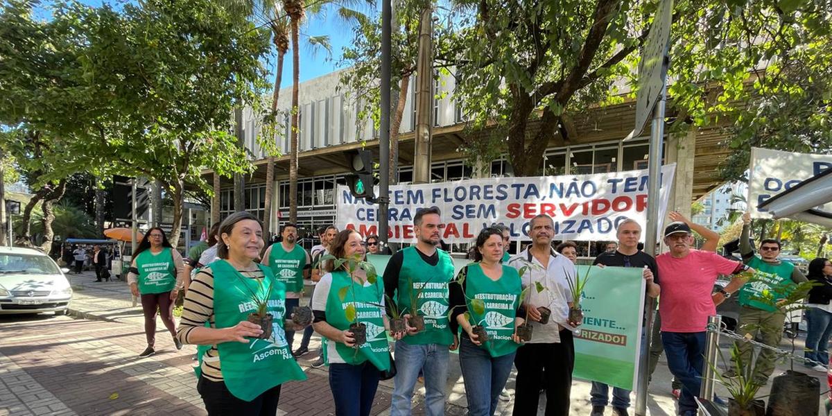 Durante a paralisação, houve uma ação que distribuíam mudas de plantas (Valéria Marques / Hoje em Dia)