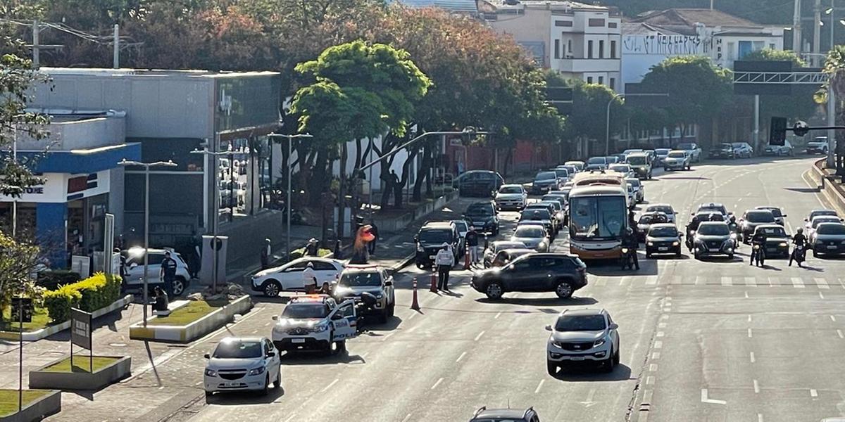 Consumidores madrugaram para conseguir abastecer com gasolina sem a incidência do imposto no Posto Picapau, na avenida dos Andradas (Valéria Marques/Hoje em Dia)
