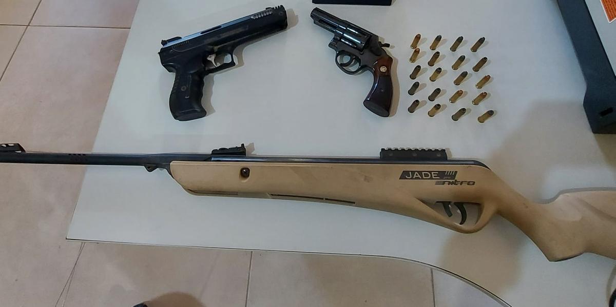 Mulher não apresentou nenhuma documentação que comprovasse a regularidade da arma; em razão disso, foi presa em flagrante (Divulgação / PCMG)
