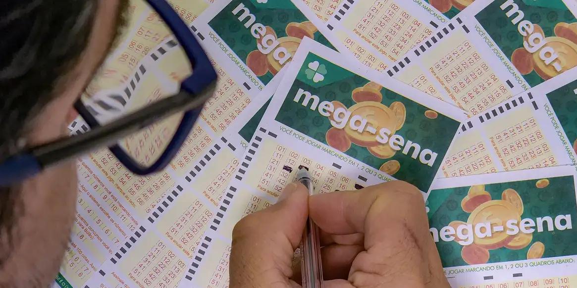 As seis dezenas serão sorteadas às 20h, horário de Brasília (Rafa Neddermeyer/Agência Brasil/ARQUIVO)
