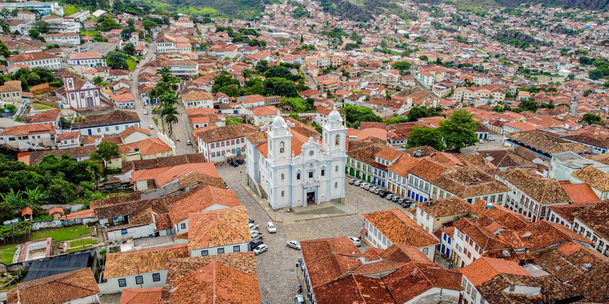 Centro Histórico de Diamantina, com a majestosa Catedral Metropolitana como ponto focal, é o cenário perfeito para uma jornada no tempo (Divulgação / Diamantina)