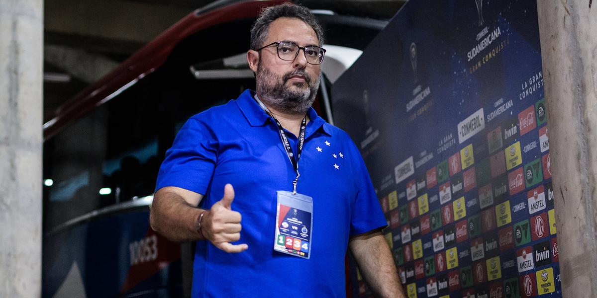 Alexandre Mattos espera por Dudu para realizar exames e assinar contrato (Gustavo Aleixo/Cruzeiro)