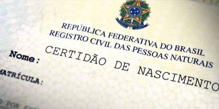 Ter o nome do pai ou da mãe na certidão é um direito fundamental da criança e do adolescente, garantido na Constituição de 1988 e no Estatuto da Criança e do Adolescente (ECA) (Arquivo / Agência Brasil)