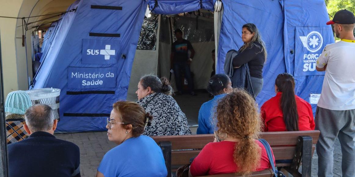 Águas das chuvas destruíram inúmeros medicamentos (Rafa Neddermeyer/Agência Brasil)