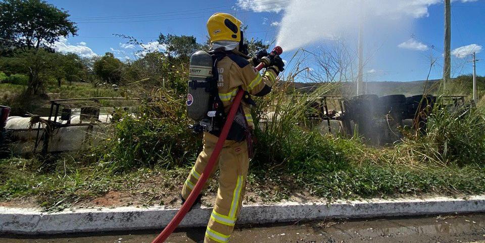 Veículos bateram e o que transportava cerca de 60 mil litros de diesel tombou na pista (Divulgação / CBMMG)
