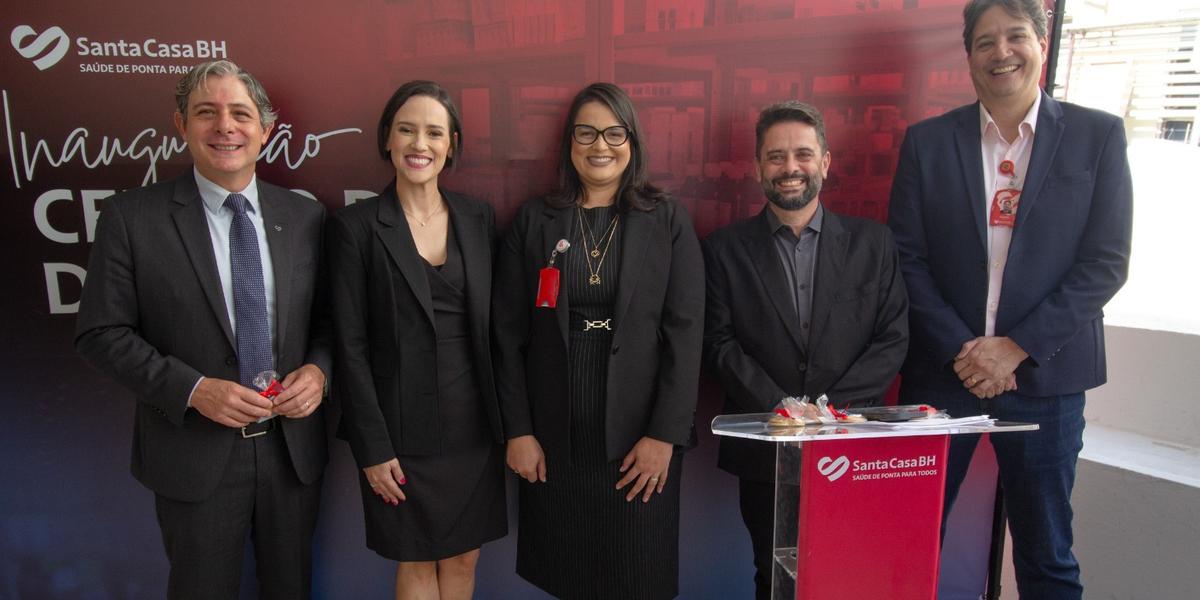 Roberto Otto, provedor da Santa Casa BH; Thaís Dias, coordenadora do CD; Priscila Bonisson, superintendente de Suporte à Saúde; Luiz Magalhães, gerente de Suprimentos e Gilberto Cortês, diretor Financeiro e Gestão Corporativa, na Inauguração do novo Centro de Distribuição (Santa Casa/divulgação)