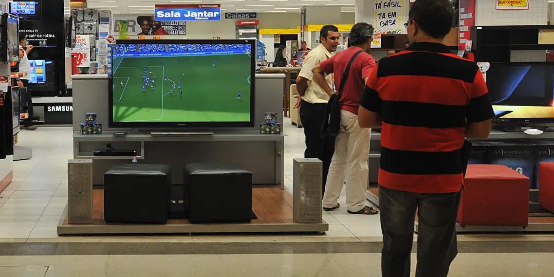 Salário médio mensal foi R$ 3.542,19 (Marcelo Casal/Agência Brasil)