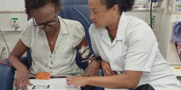Projeto Lendo e Aprendendo visa oferecer entretenimento e acesso à cultura durante as sessões de hemodiálise (Hospital Evangélico / Divulgação)