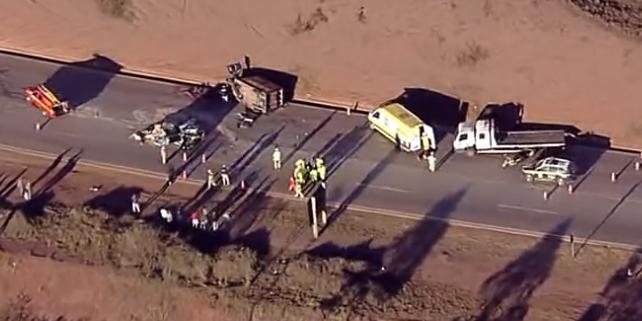 Criança de dois anos está entre as vítimas de batida entre van e carro de passeio na BR-040 (Reprodução/TV Globo)