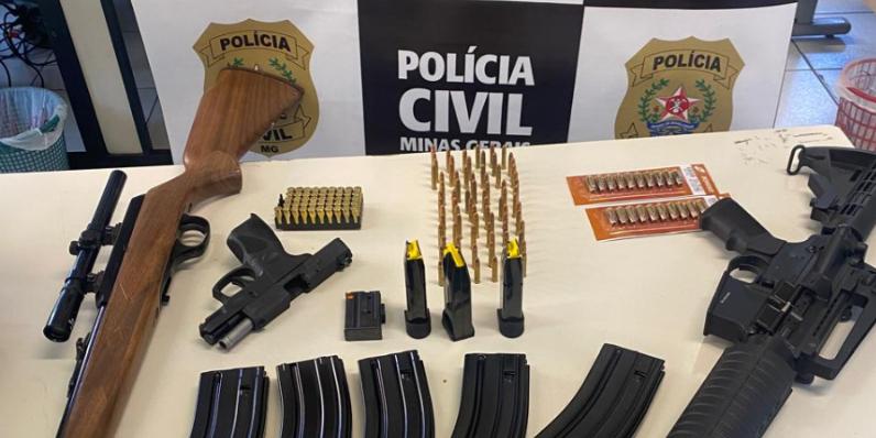 Três armas e mais de cem munições são apreendidas em residência em BH (Divulgação/PCMG)