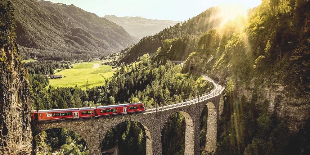 Os quase 30 mil kms de vias interconectadas de trem, ônibus e barcos funcionam com a precisão de um relógio suíço (Divulgação / Suíça)