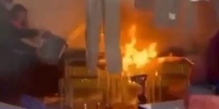 Fogo assustou alunos e destruiu parte da sala de aula (Reprodução / redes sociais)